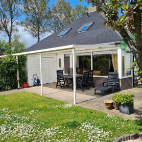 Ferienhaus in Stavenisse mit gemeinsamem Pool, Terrasse und Grill